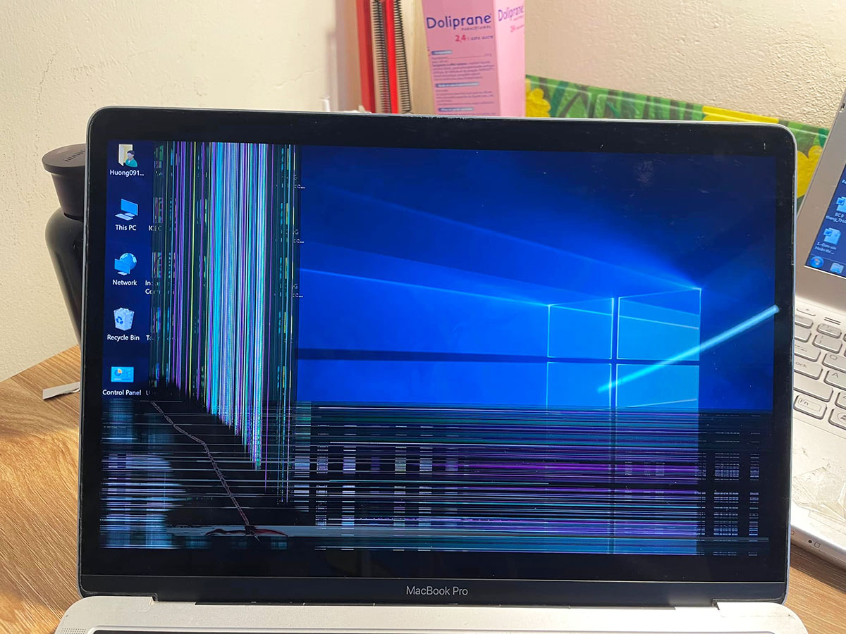 Dấu hiệu cần thay m&agrave;n h&igrave;nh MacBook Pro 14 inch M1 Max