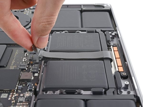 Thay pin MacBook Pro 14 inch M2 Max A2779