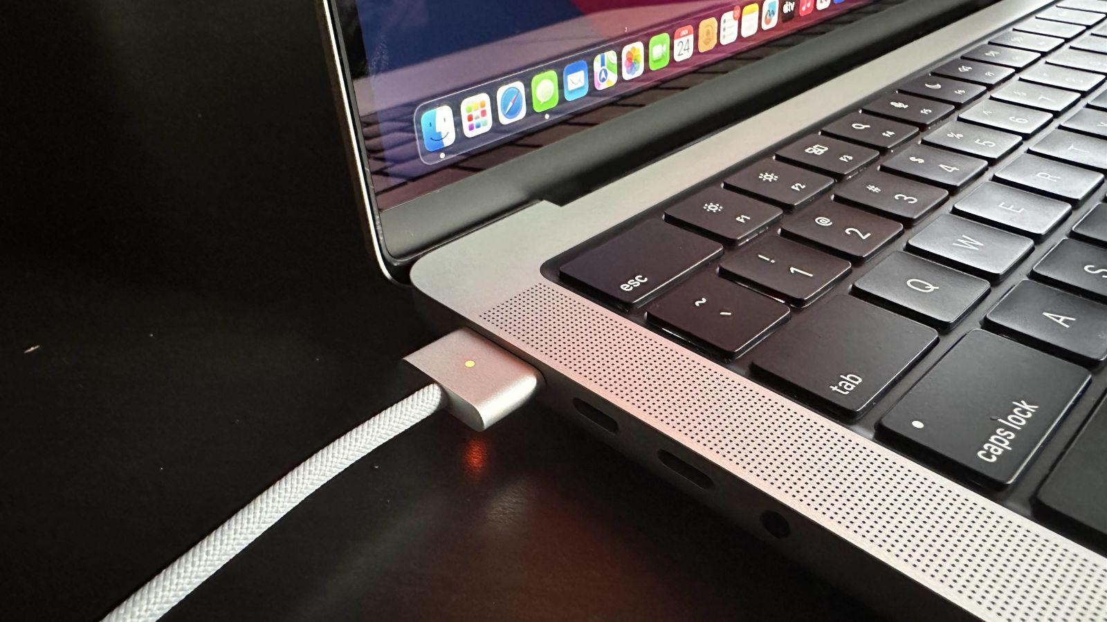 Thay pin MacBook Pro 14 inch M2 Pro A2779