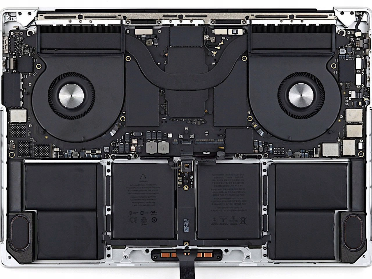 Thay pin MacBook Pro 16 inch M1 Max A2485