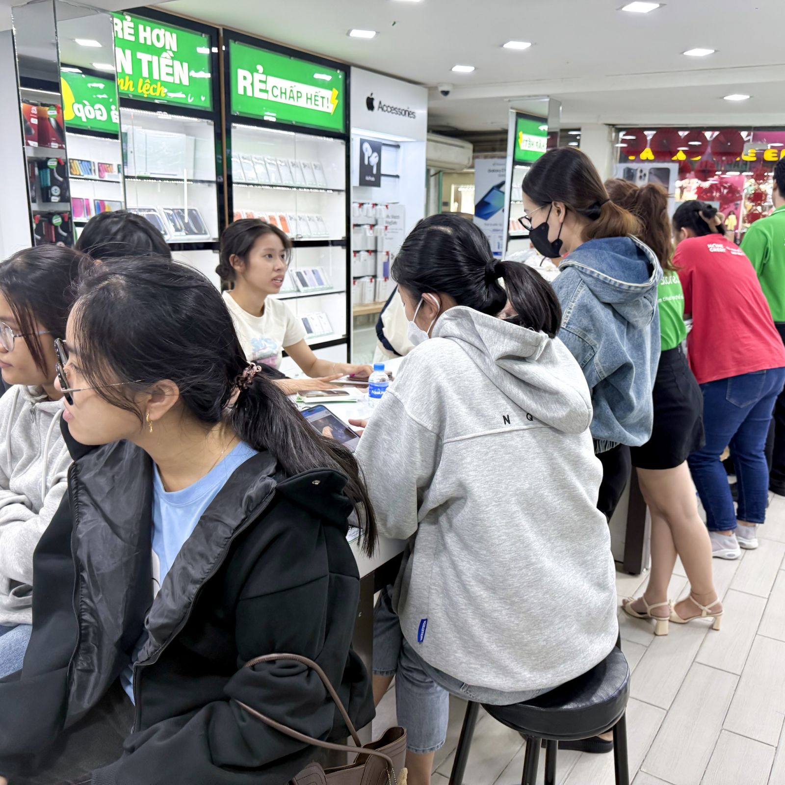 6. Vì sao nên mua Samsung Galaxy A37 5G 8GB/128GB chính hãng tại 24hStore?