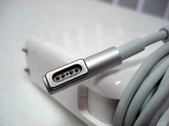 Thay sạc Macbook Pro 17 inch A1297 (2009, 2010, 2011)