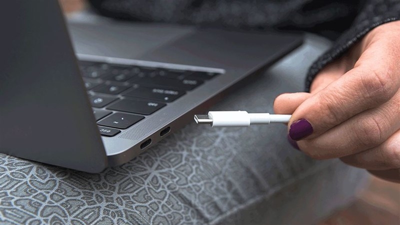 sạc công suất lớn có gây hại cho Laptop không