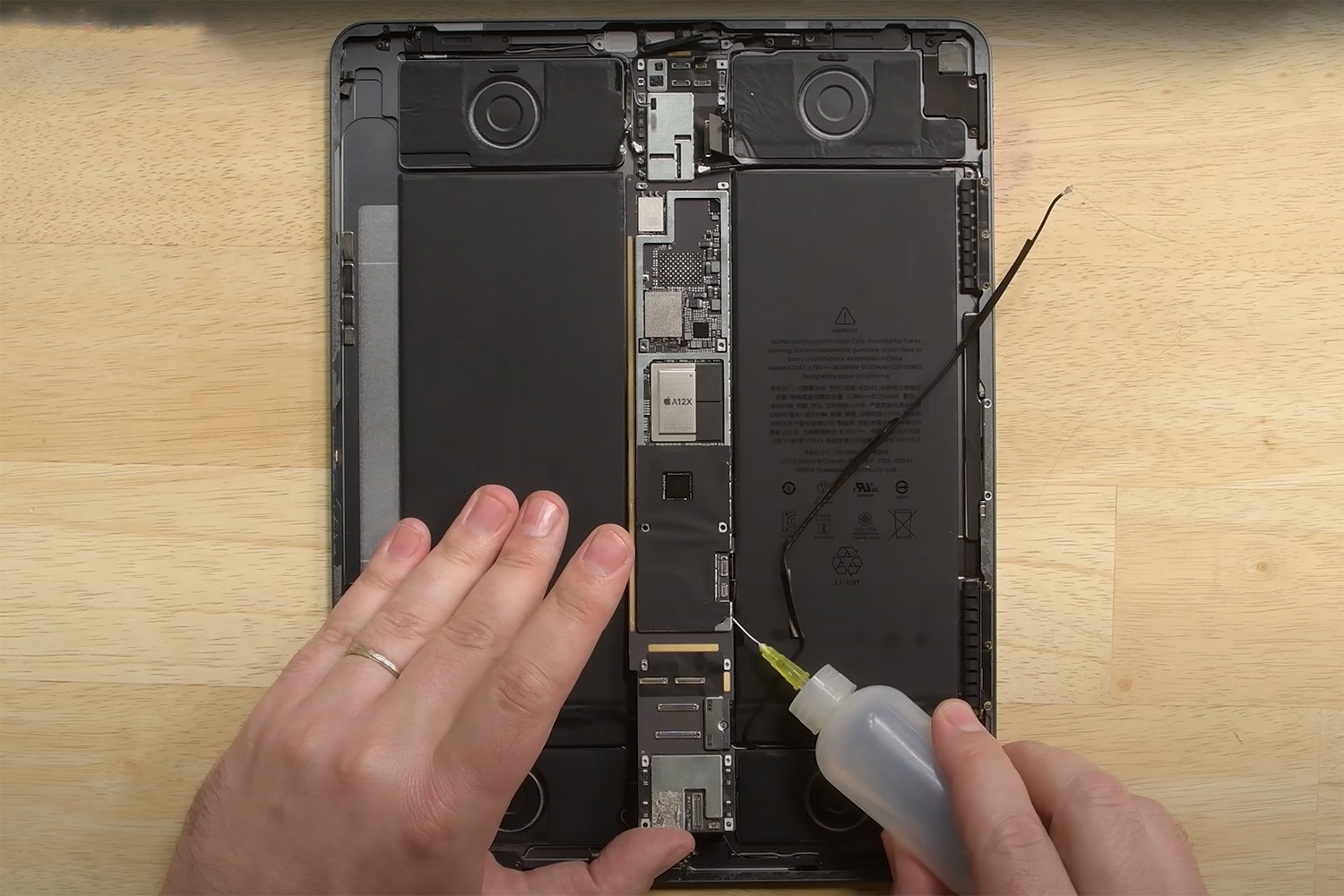 Thay pin iPad Pro 12.9 2018 WiFi A1876 3