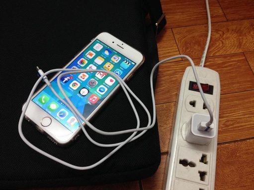 Không sử dụng sạc chính hãng cho iPhone 8 mới 32GB mà đi dùng sạc lô, sạc nhái 6 nguyen nhan chi ra viec dung iPhone 8 moi 32GB sai cach hinh anh 1