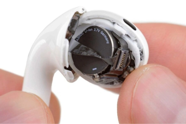 Người dùng AirPods Pro 2 được yêu cầu thay pin liên tục
