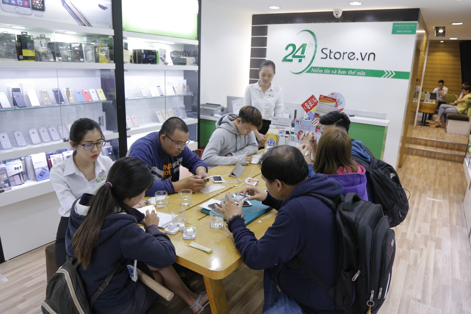 đến 24hstore.vn để được sửa chữa nhanh chóng, bảo đẩm mà với mức giá rẻ nhất thị trường nhé Cach khac phuc loi tren iPhone 8 Lock khong dich vu nhanh don gian nhat hinh anh 4