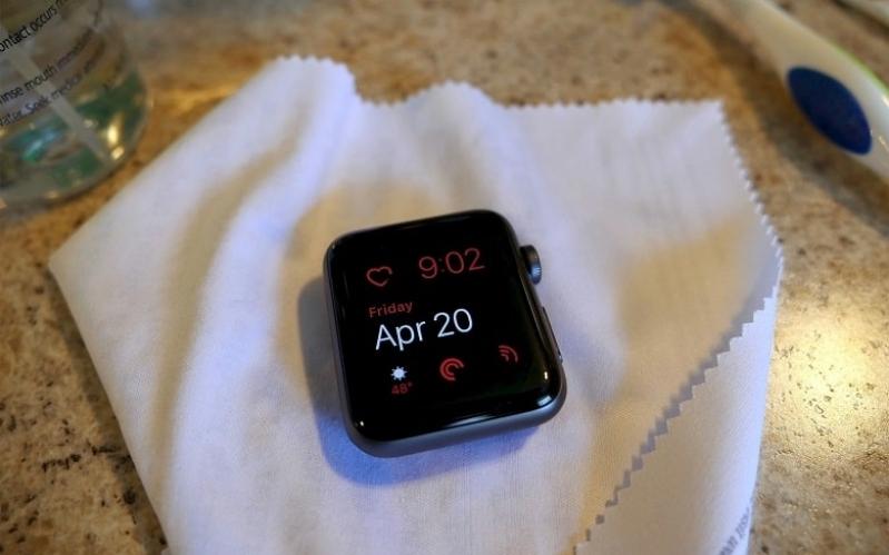 vệ sinh mặt đồng hồ apple watch 