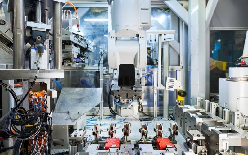 robo sản xuất  iPhone làm bằng phế liệu 