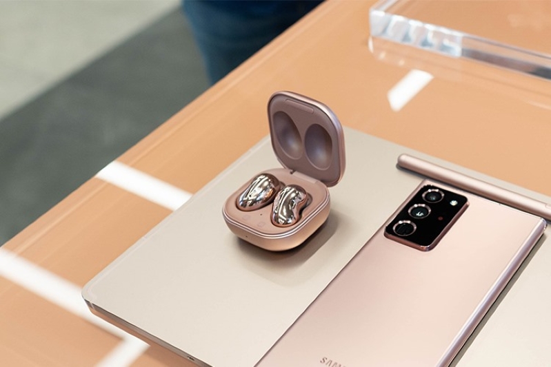 Samsung Galaxy Buds Live 5 Samsung Galaxy Buds Live sạc vs điện thoại