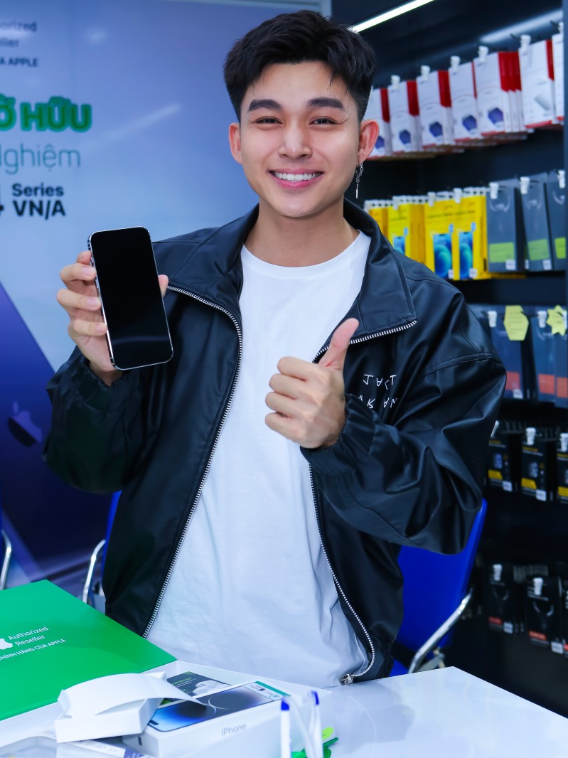 Jun Phạm không ngại đêm khuya tới 24hStore sắm iPhone 14 Pro Max