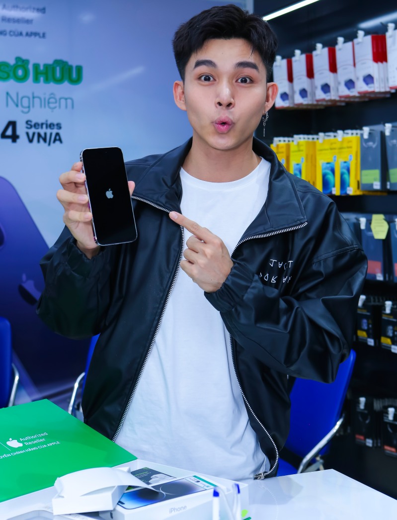 Anh chàng vô cùng vui sướng khi cầm trên tay em iPhone 14 Pro Max