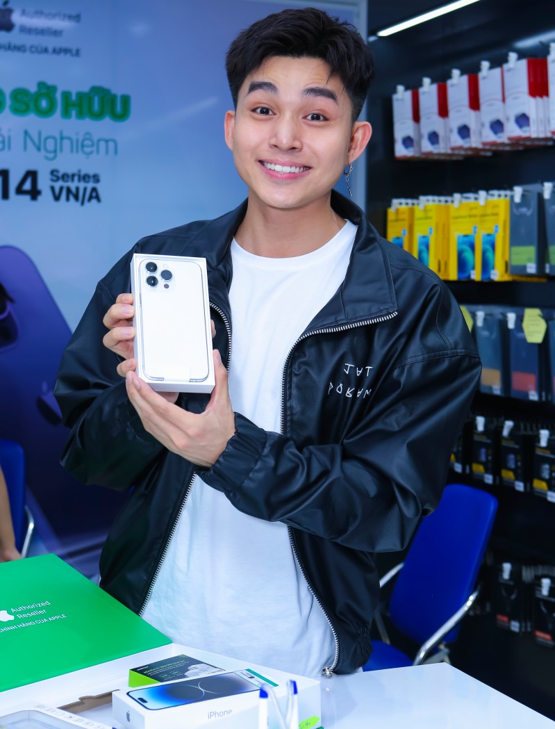 Jun Phạm chia sẻ rằng anh vô cùng hài lòng với dịch vụ tại 24hStore