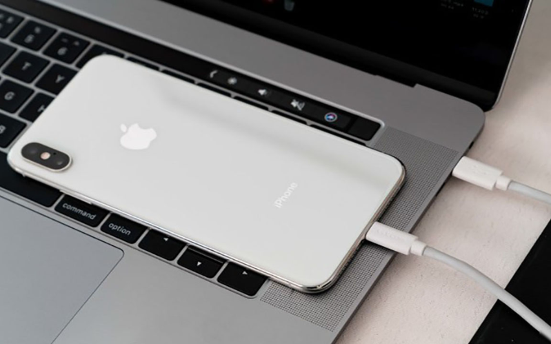 Kết nối iPhone với MacBook bằng cáp USB