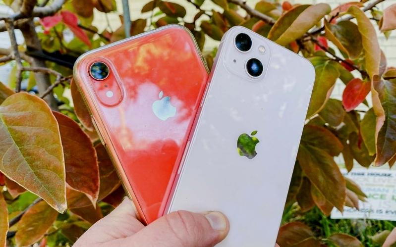 so sánh iphone XR và iPhone 13 so sánh iphone XR và iPhone 13 về thiết kế bên ngoài của điện thoại