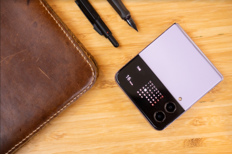 Samsung Z Flip4 vs iPhone 13 Pro Max có công suất sạc nhanh tương đương nhau