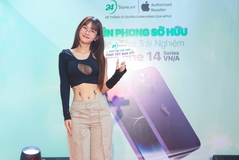 Lê Bống có mặt từ rất sớm ở 24hStore để mua iPhone 14 Pro Max
