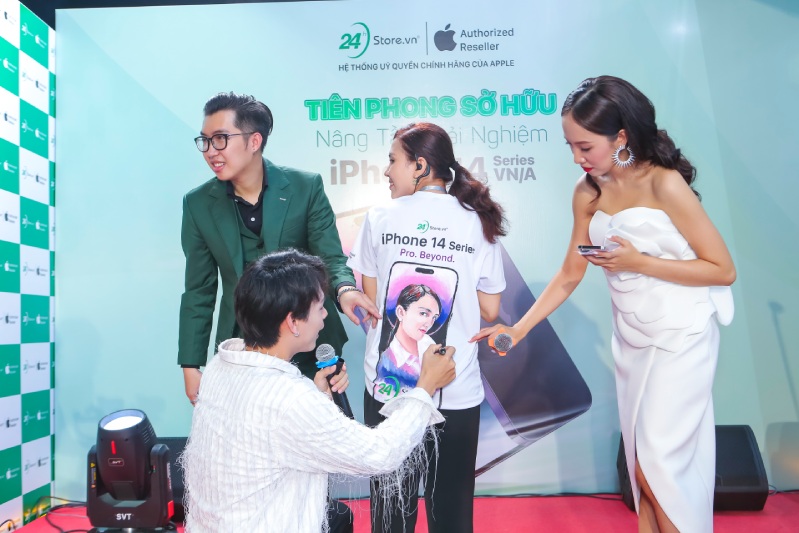 Việt Mỹ thể hiện năng khiếu hội họa của mình