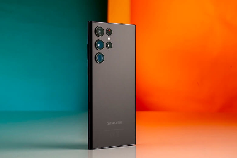 Z Flip4 vs S22 Ultra S22 Ultra mang viên pin 5000 mAh tương tự các dòng cao cấp khác