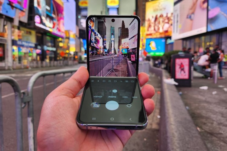 Z Flip4 vs Z Flip3 Samsung Galaxy Z Flip4 vs Z Flip3 có hệ thống camera như nhau