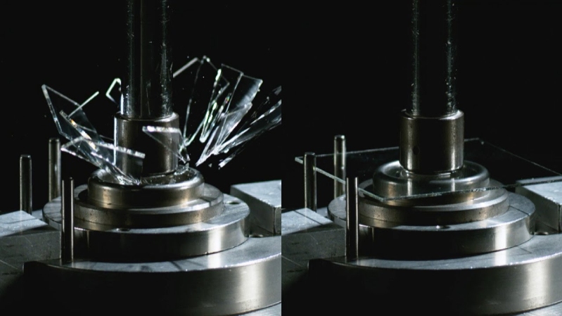 Z Flip 4 vs Razr 3 Thử nghiệm chịu lực của kính Gorilla Glass Victus +