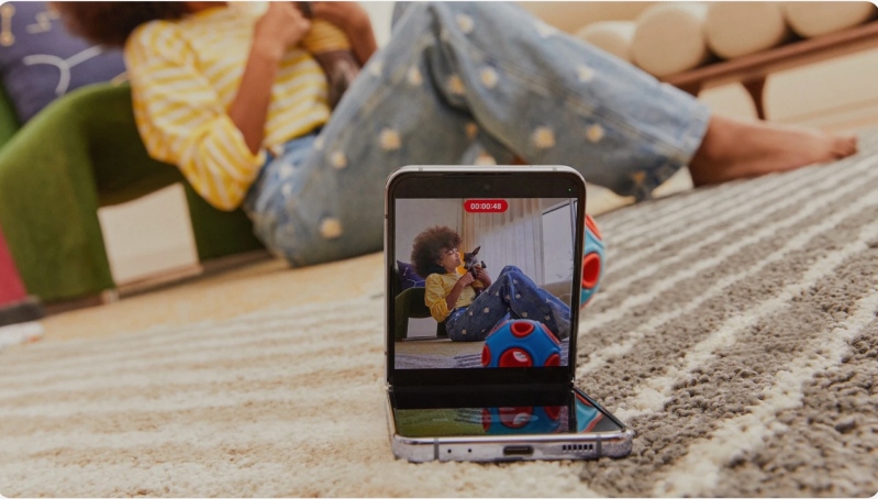 Z Flip 4 vs Razr 3 Z Flip 4 có khả năng quay video 60 fps/ giây