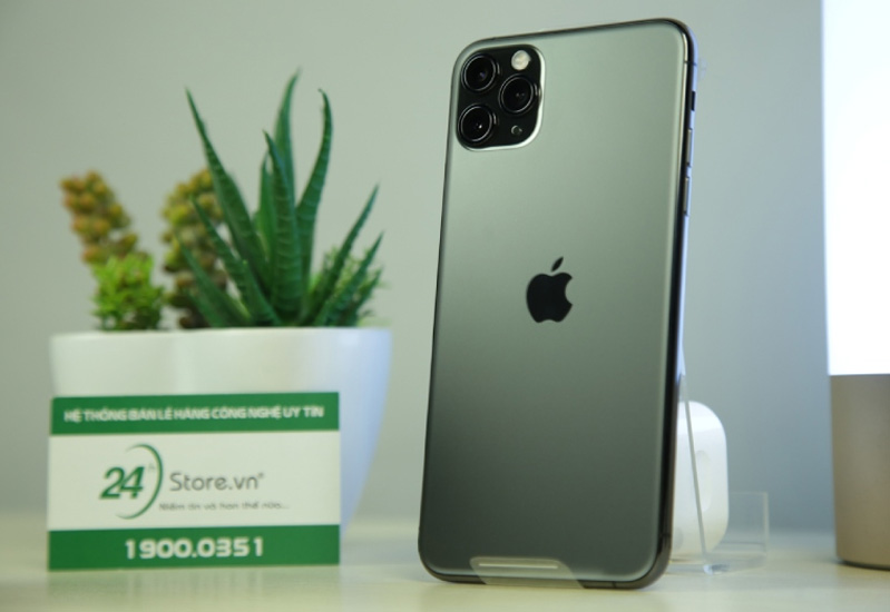 So sánh iPhone Xs và iPhone 11 Pro Max Phần viền iPhone 11 Pro Max dày hơn khi so với iPhone Xs