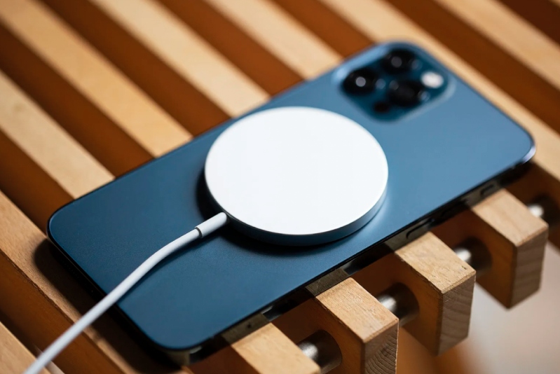 so sánh iPhone 12 mini và iPhone 13 Pro So sánh iPhone 12 mini với iPhone 13 Pro đều được trang bị công nghệ sạc MagSafe