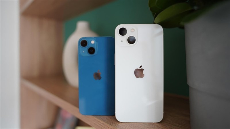 Sự vượt trội về kích thước khi so sánh iPhone 12 Pro với iPhone 13 mini