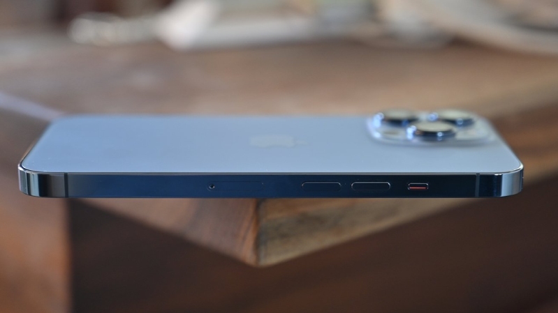 so sánh iPhone XS và iPhone 13 Pro iPhone 13 Pro có thiết kế vuông các cạnh như iPhone 5