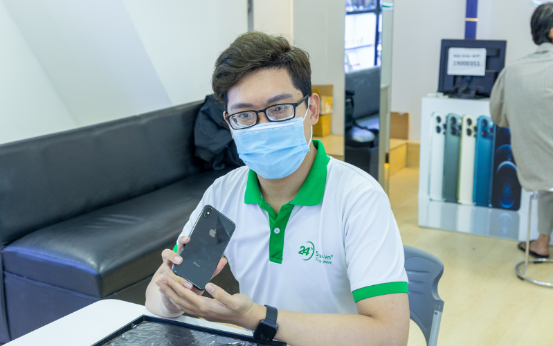 Khách hàng mua iPhone tại cửa hàng 