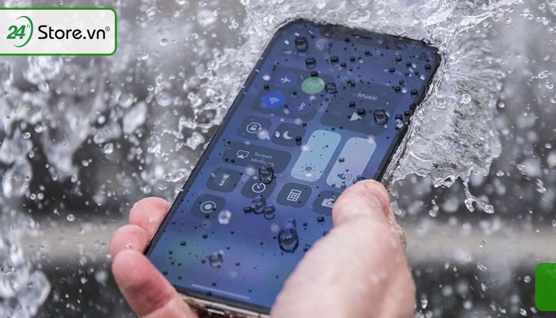 Màn hình iPhone bị dính nước