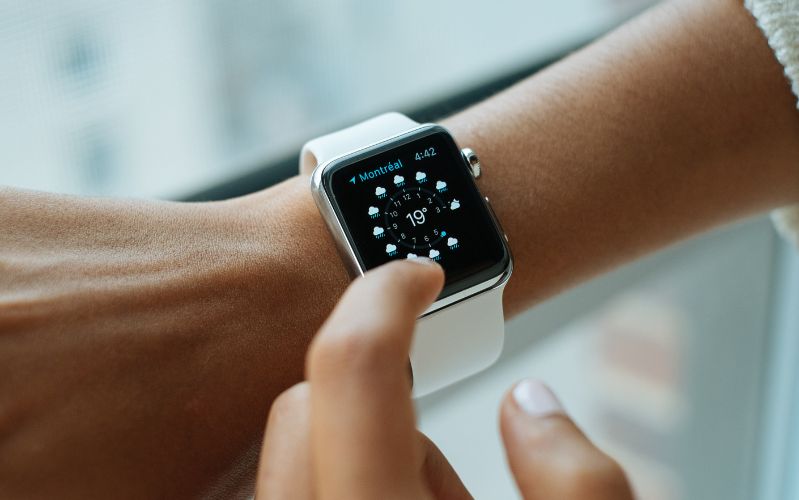 Apple Watch SE là dòng đồng hồ thông minh của Apple có mức giá rẻ hơn so với các dòng Apple Watch khác