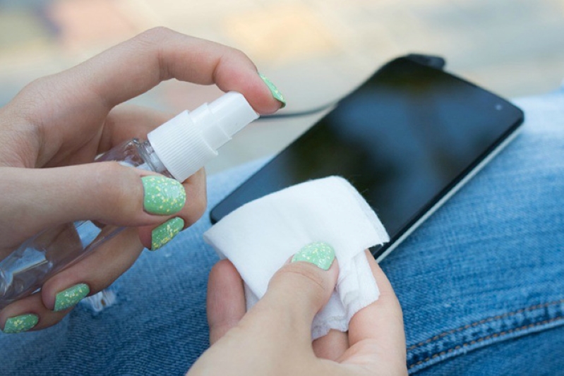 Cồn Bidopha 90 độ hình 6 Cồn Bidopha 90 độ xịt lên khăn lau rồi chùi điện thoại