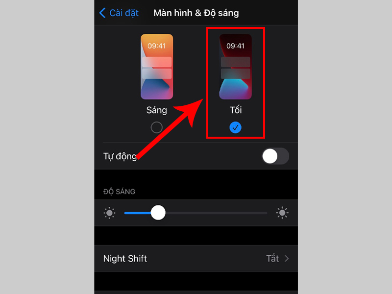Nhấn chọn tối để cài đặt độ sáng màn hình iPhone 