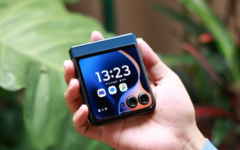 điện thoại màn hình gập Motorola Razr 60