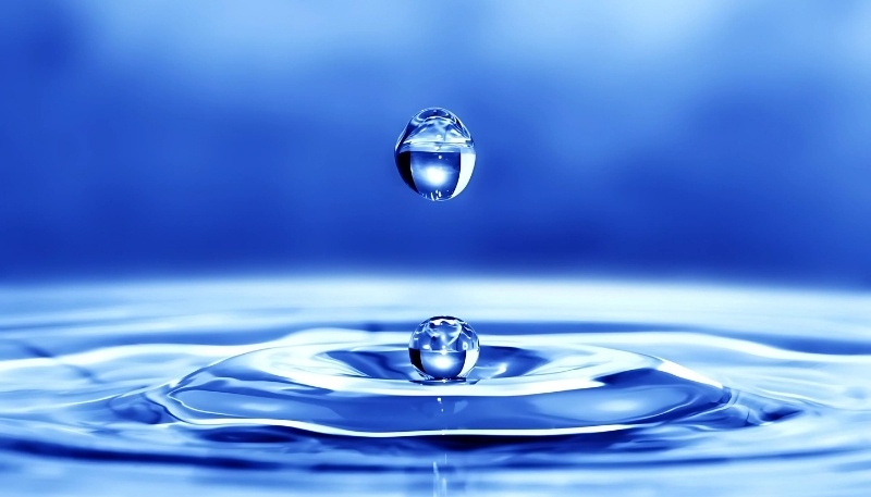 giọt nước trong suốt