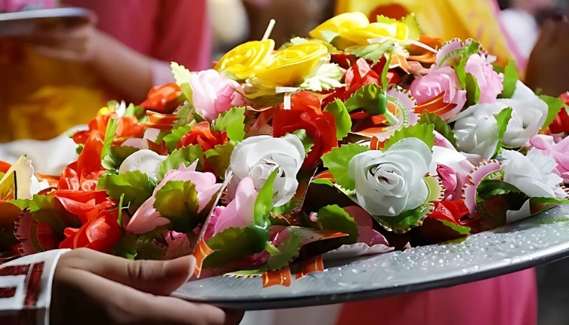 Hình nền Vu Lan báo hiếu cài hoa lên áo đẹp