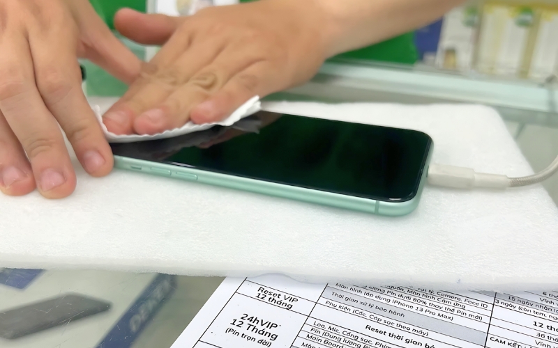 nhân viên 24hstore kiểm tra màn hình iphone cũ
