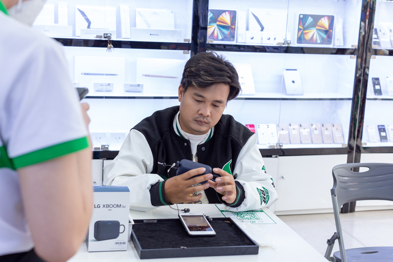 Chàng youtuber đang chăm chú xem chiếc loa đến từ thương hiệu LG