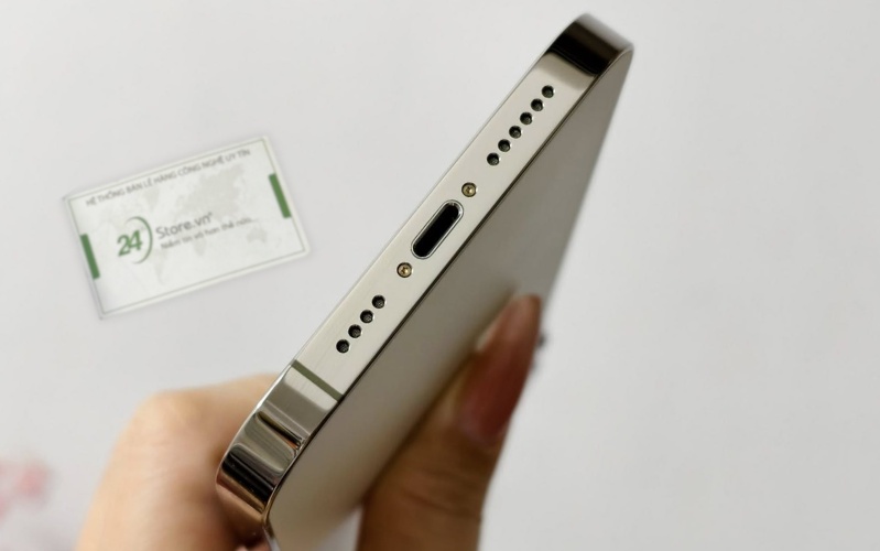 Cận cảnh cổng sạc iphone 14 pro max cũ ảnh thực tế