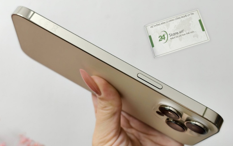 cận cảnh bên hông điện thoại iphone 14 pro max cũ 