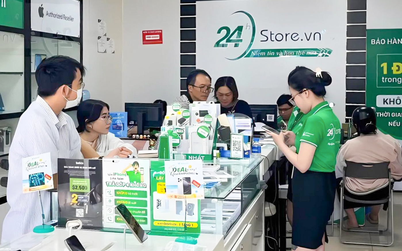 khách hàng mua iphone 14 pro max cũ