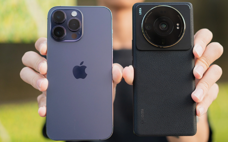 iPhone 14 Pro Max vs. Xiaomi 12S Ultra về cảm giác cầm nắm 