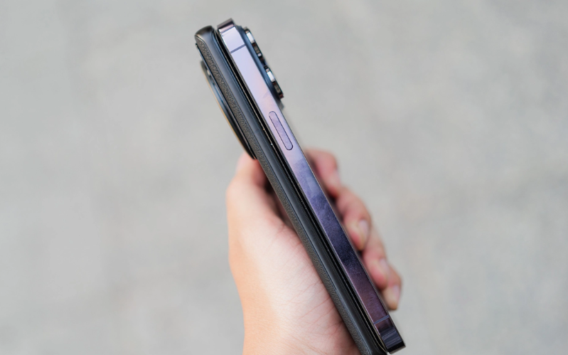 Độ dày của iPhone 14 Pro vs. Xiaomi 12S Ultra 