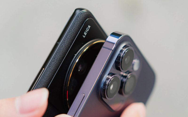 iPhone 14 Pro vs. Xiaomi 12S Ultra về độ mỏng 