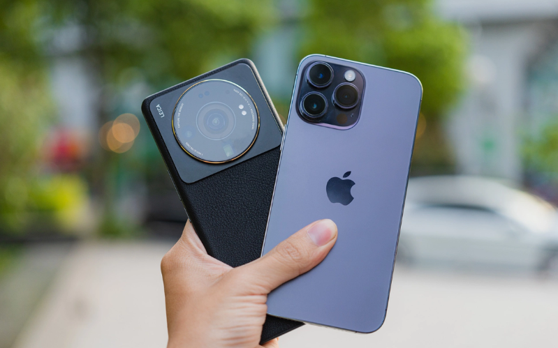 Mặt lưng sau của iPhone 14 Pro vs. Xiaomi 12S Ultra 