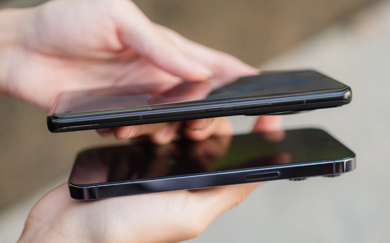 iPhone 14 Pro Max vs. Xiaomi 12S Ultra về thân máy 