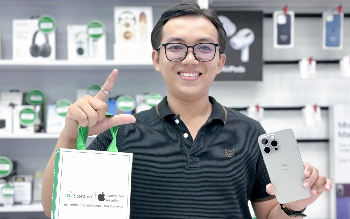 khách hàng mua iphone 15 pro max cũ tại 24hstore