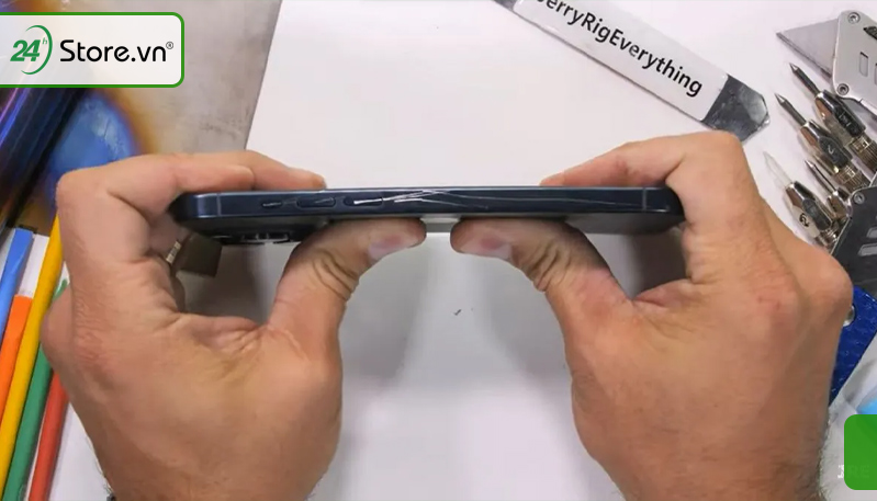 iPhone 15 Pro Max bị trầy xước viền titan iPhone 15 Pro Max bị trầy xước viền titan